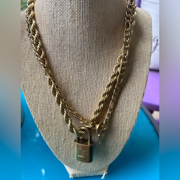 This set can be for a couple!! Louis Vuitton Padlock and Key on non LV n… - Picture 3 of 3